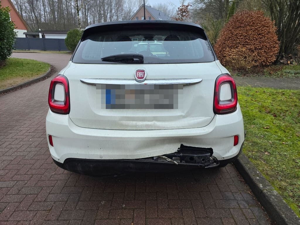 Fiat mit eingedrückter Heckschürze und beschädigtem Stoßfänger