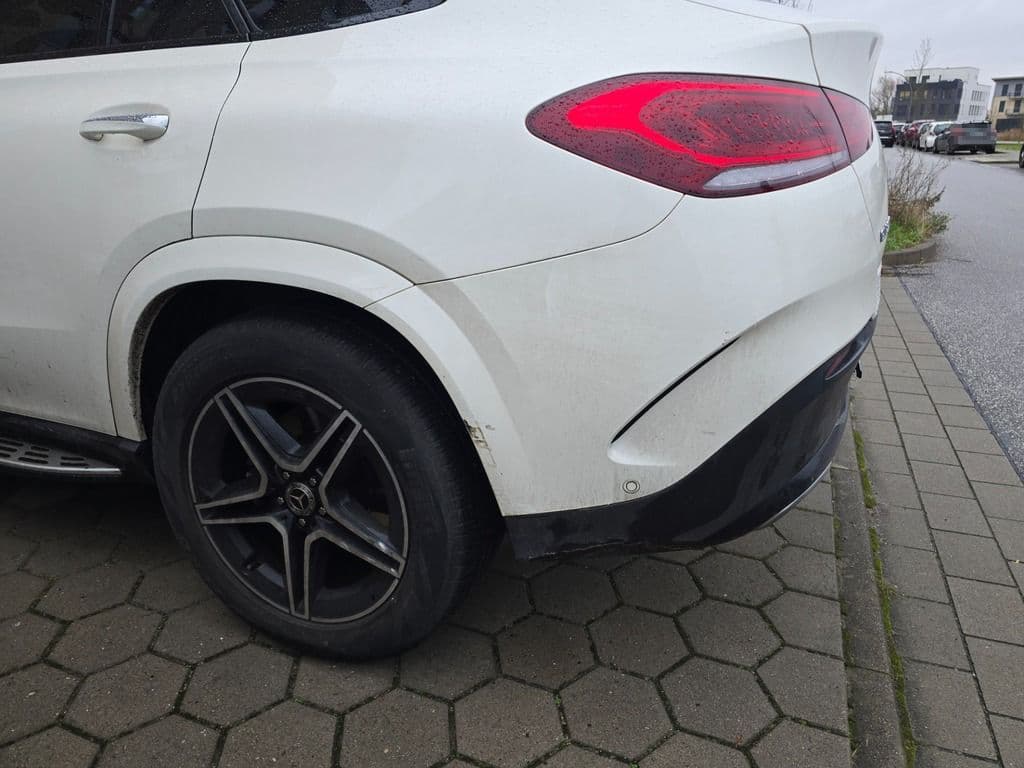 Weißer Mercedes SUV mit Schaden an Heckstoßfänger und hinterem Kotflügel