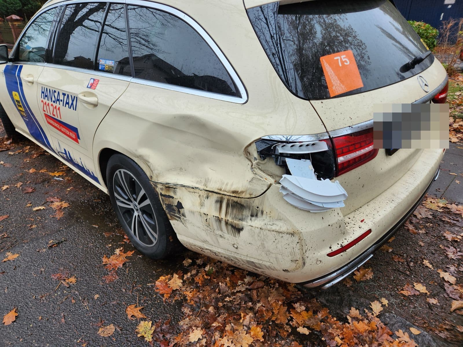 Hamburger Taxi mit beschädigtem Heck und aufgerissener Seitenwand