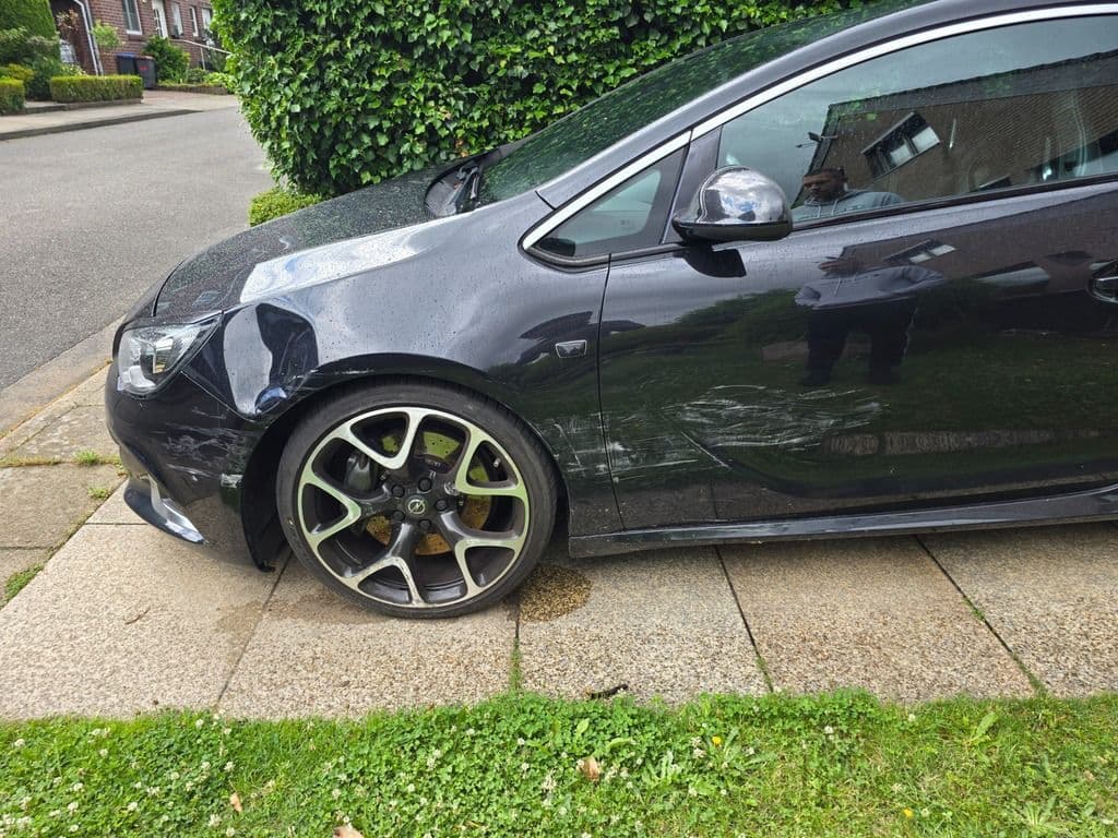 Dunkler Mercedes mit Schaden an Fahrertür und Schweller