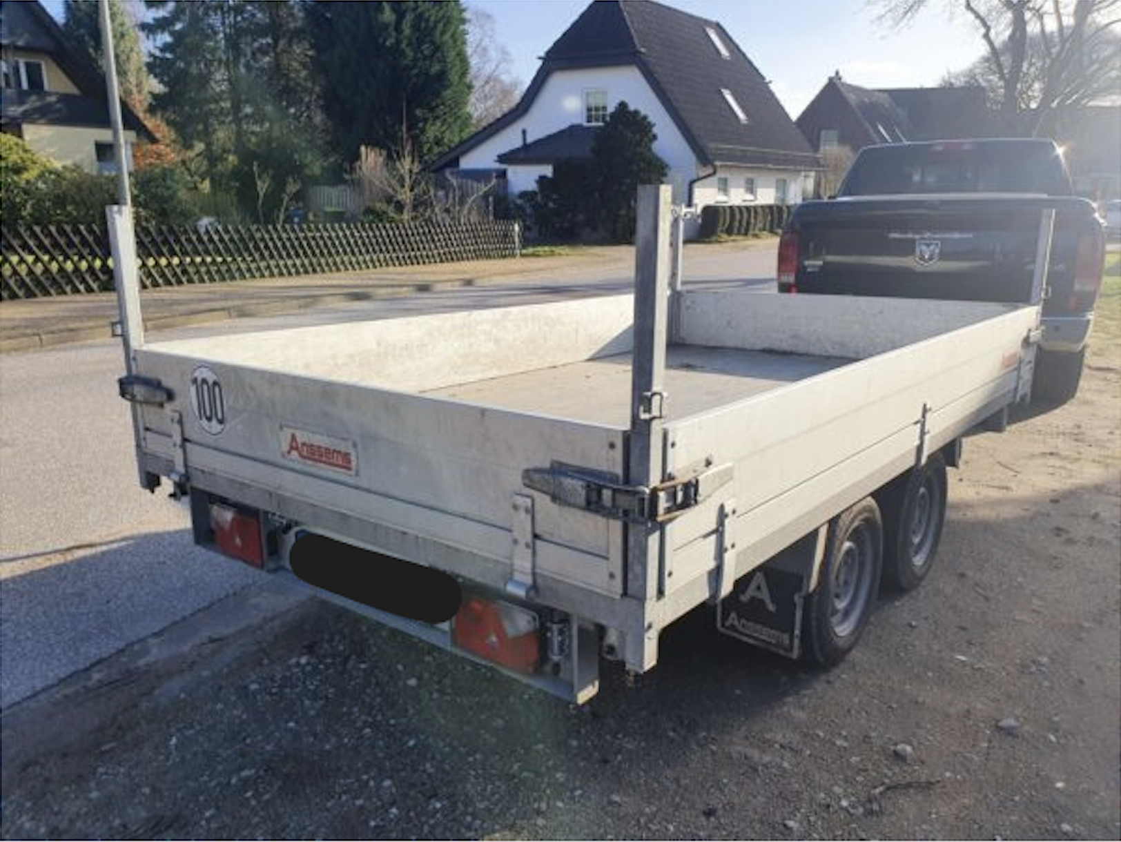 Maler Köln beim Tapezieren