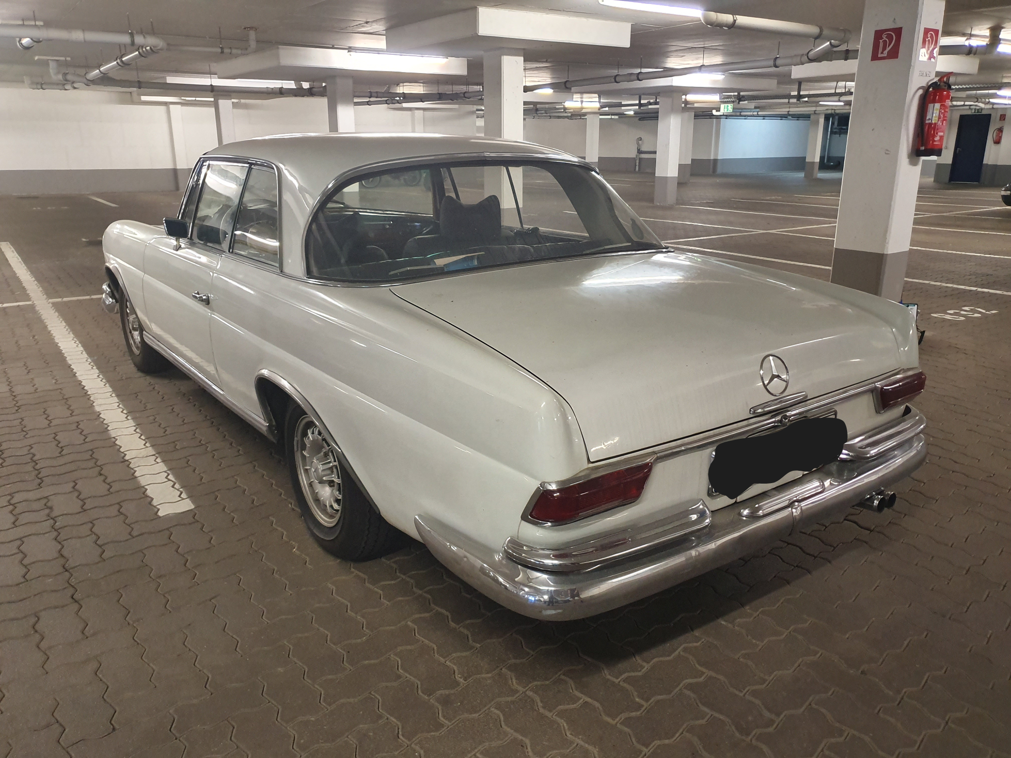 Maler Köln bei der Spachtelvorbereitung für einen neuen Anstrich